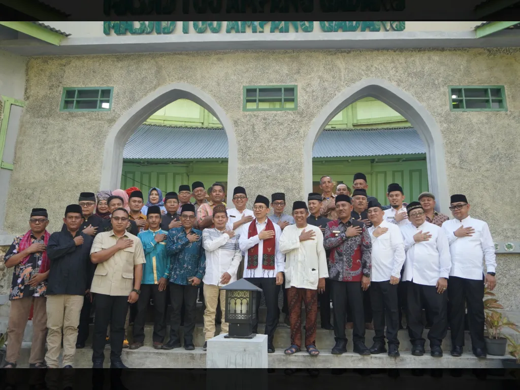 Menteri Kebudayaan Foto bersama di masjid Tuo Ampang Gadang